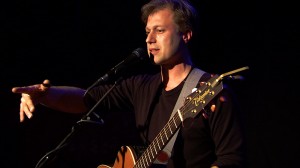 Henry Phillips tells a story in PUNCHING THE CLOWN copyright 2009 VIENS FILMS LLC